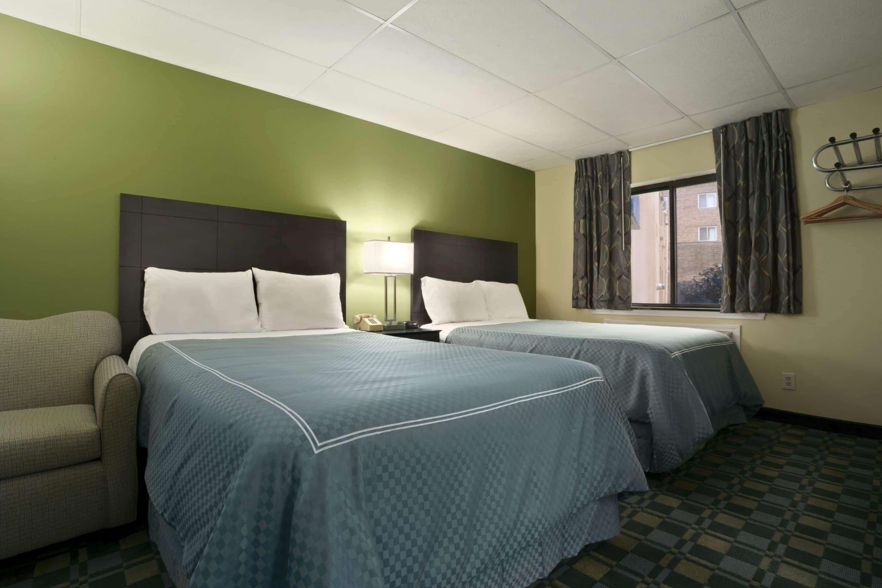 Travelodge By Wyndham Cleveland Lakewood Exterior foto